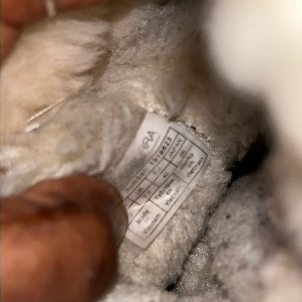 UGG Tan Boots with Cream Shearling and Bows - Picture 4 of 4